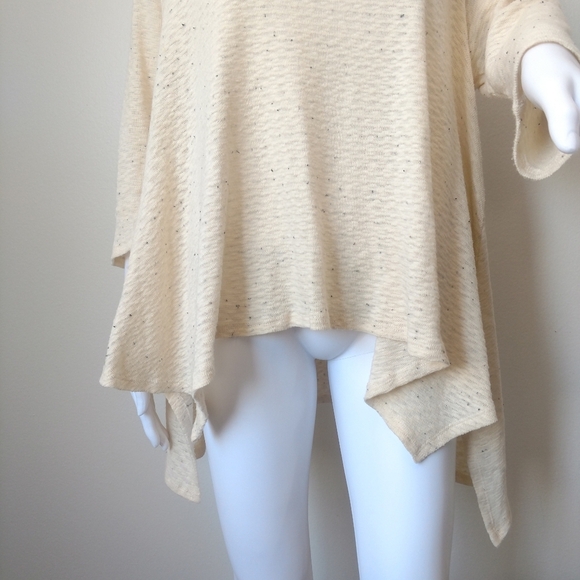 Everleigh Anthro M shark bite hem top size - Picture 6 of 6